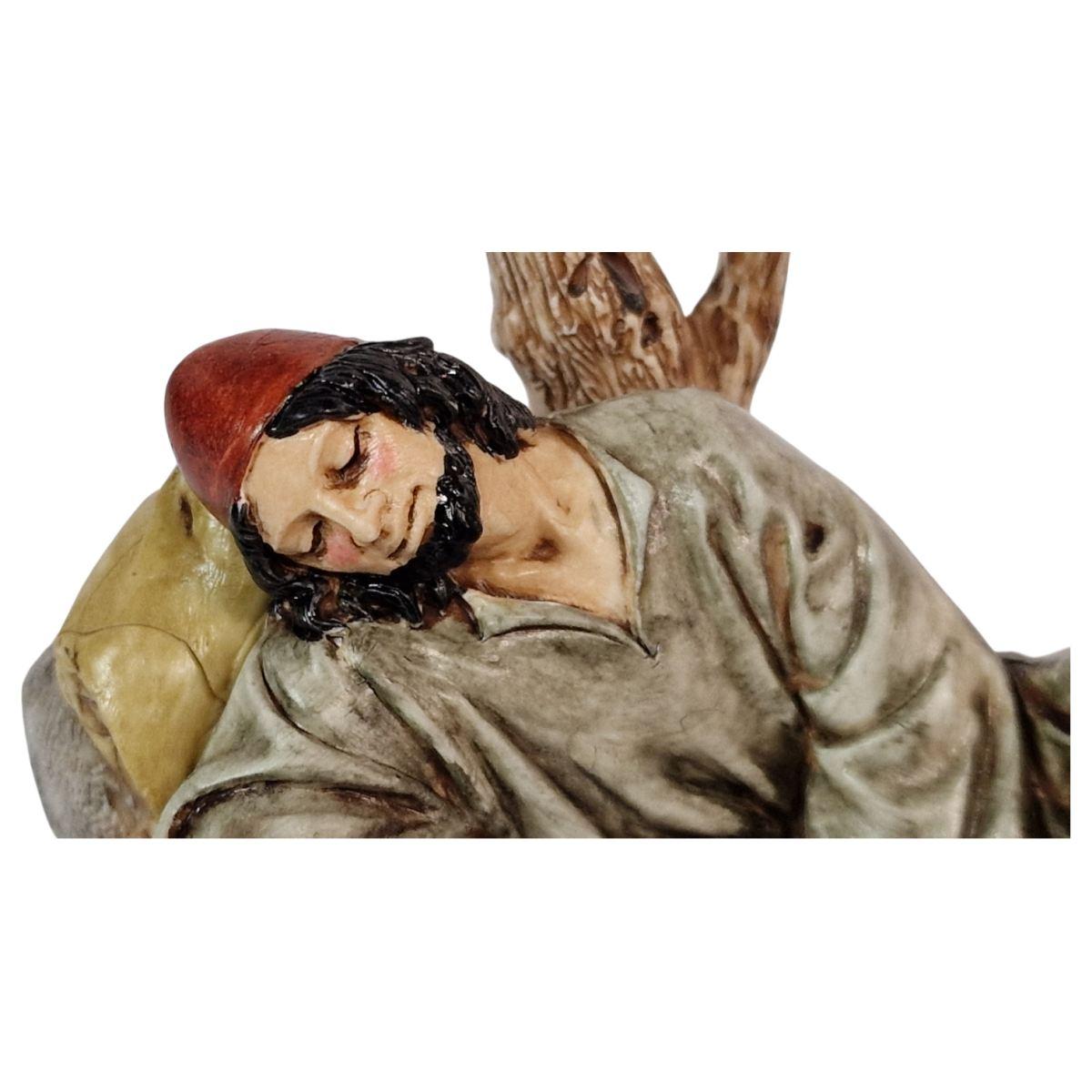 Statua presepe 13 cm dormiente sdraiato sul tronco