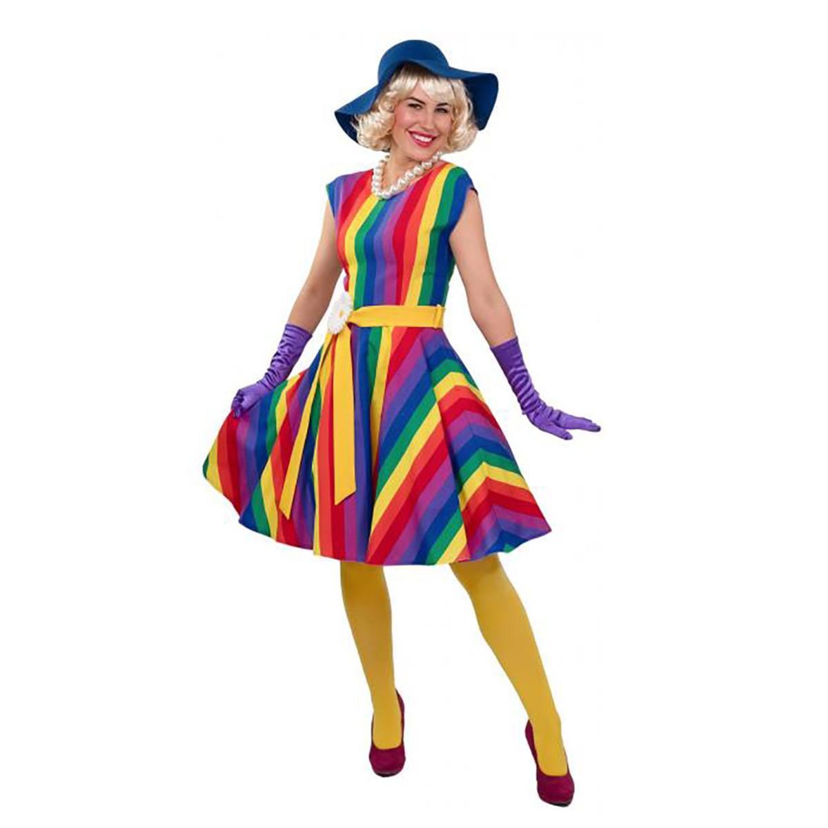 Una donna con una gonna arcobaleno