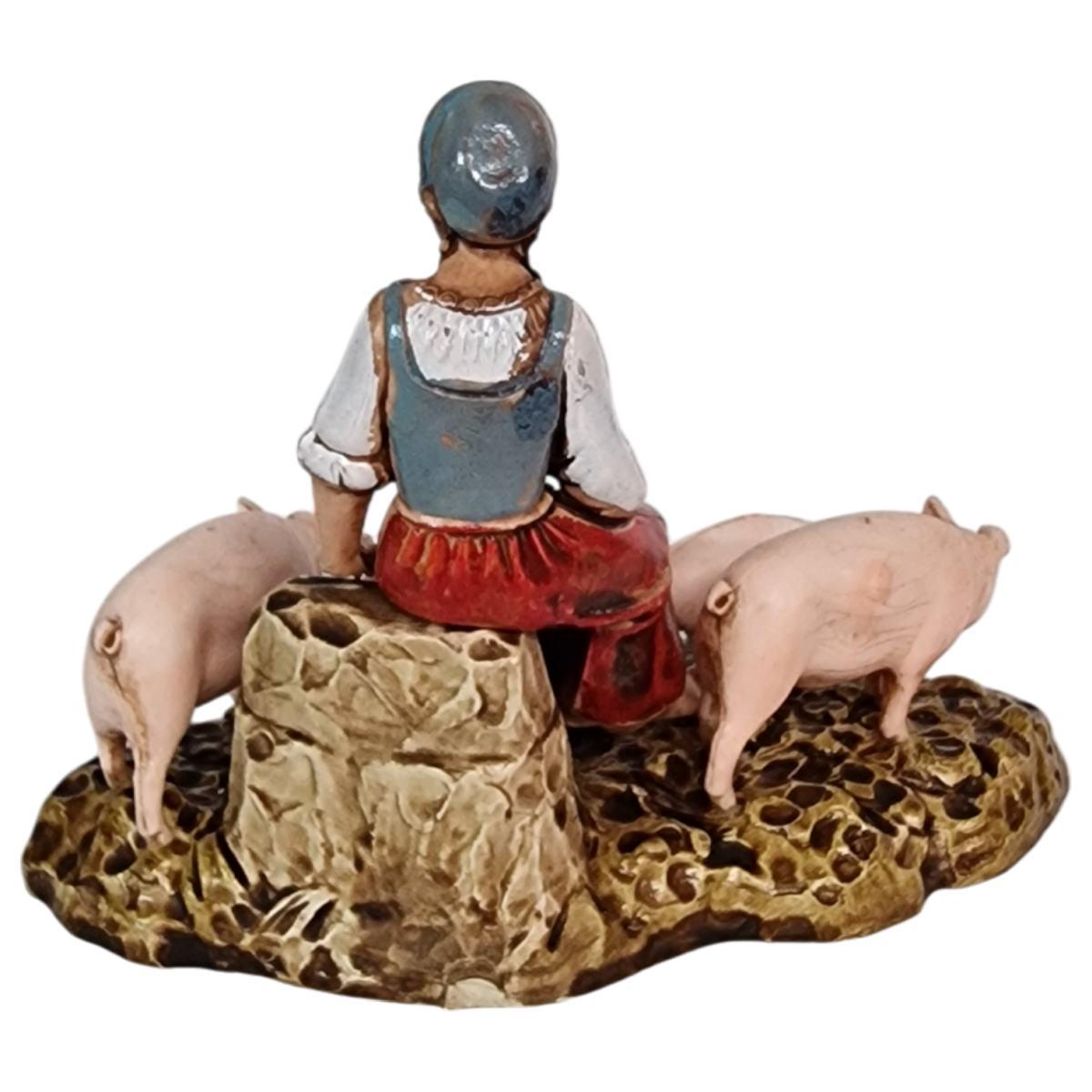Statua cm.10 Donna Seduta con Quattro Maiali -500A | Moranduzzo