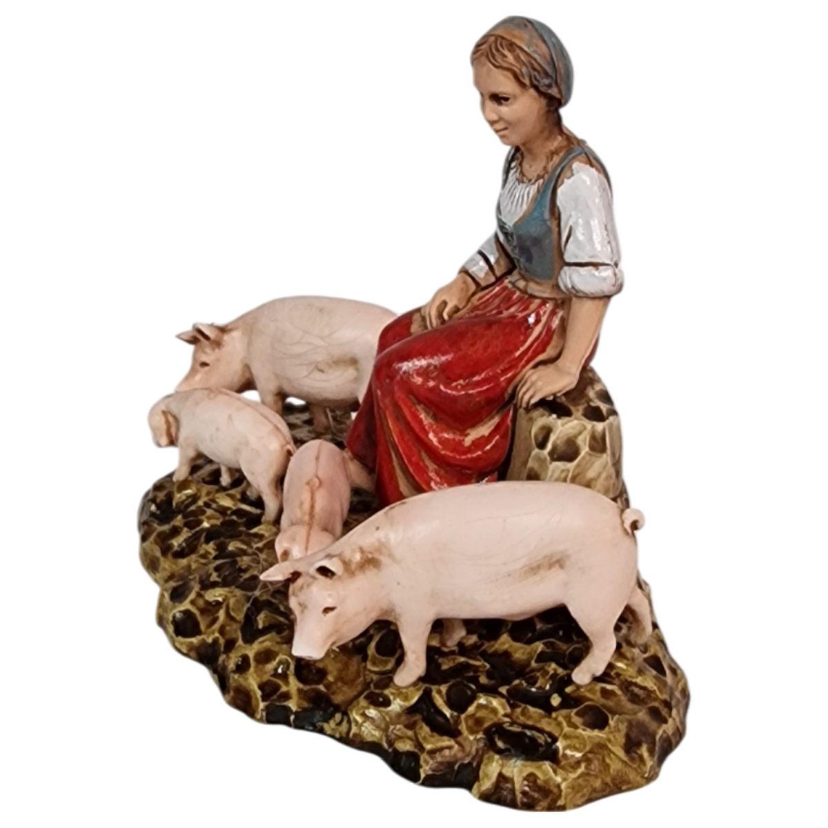 Statua cm.10 Donna Seduta con Quattro Maiali -500A | Moranduzzo