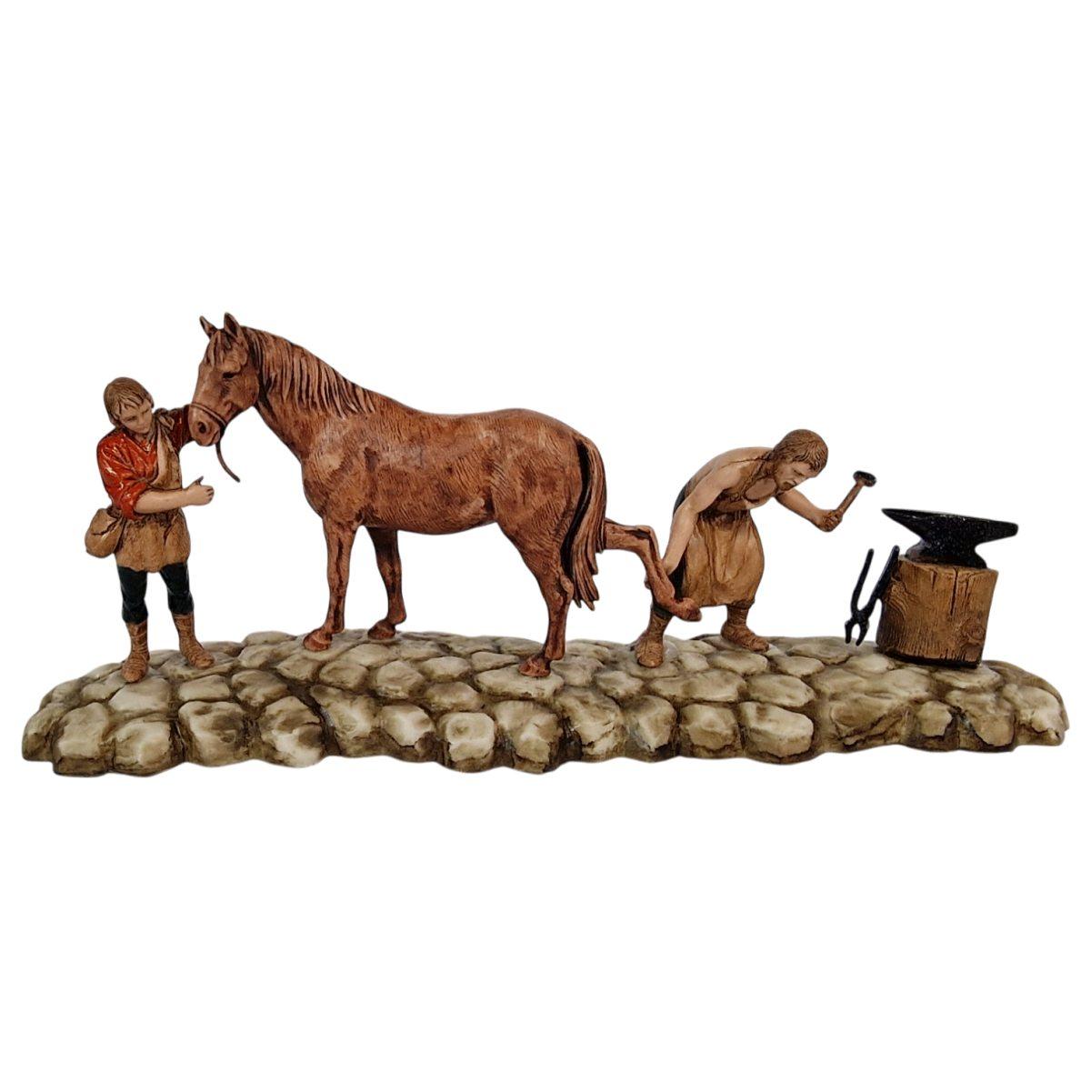 Statua presepe 6 cm stalliere e maniscalco che ferra il cavallo