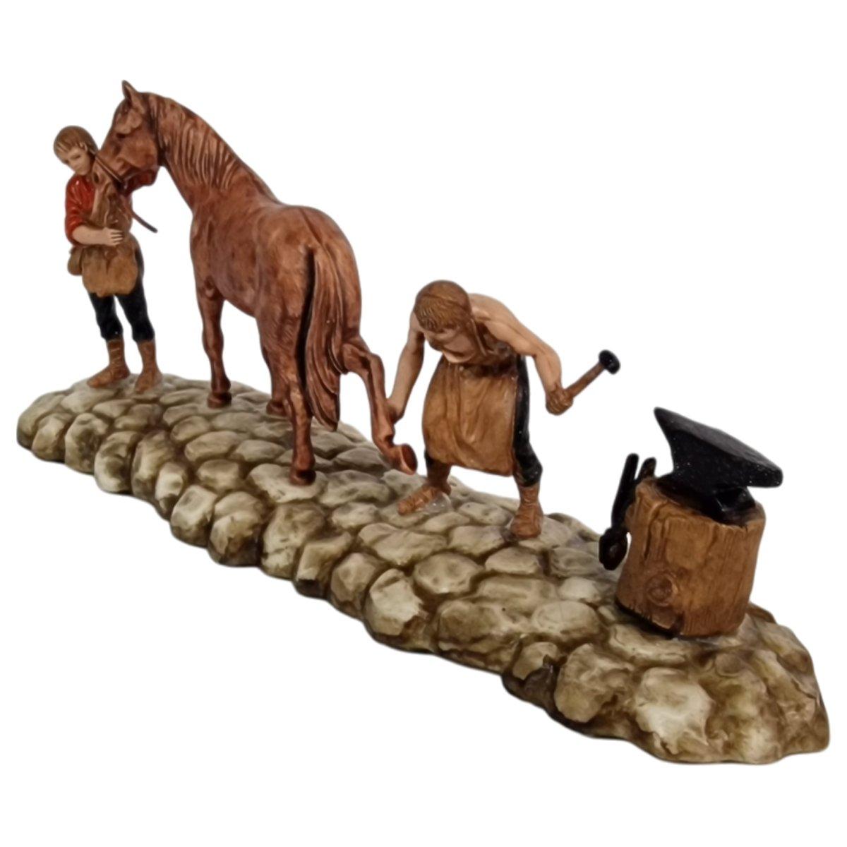 Statua presepe 6 cm stalliere e maniscalco che ferra il cavallo